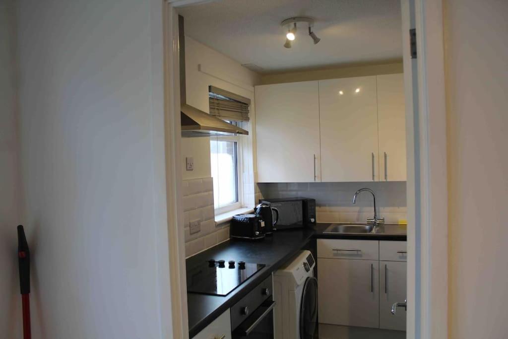 Modern Studio Apartment With Parking Chatham  Extérieur photo