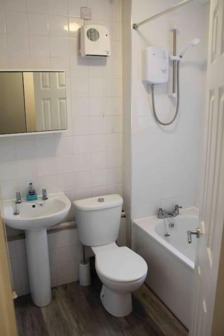 Modern Studio Apartment With Parking Chatham  Extérieur photo