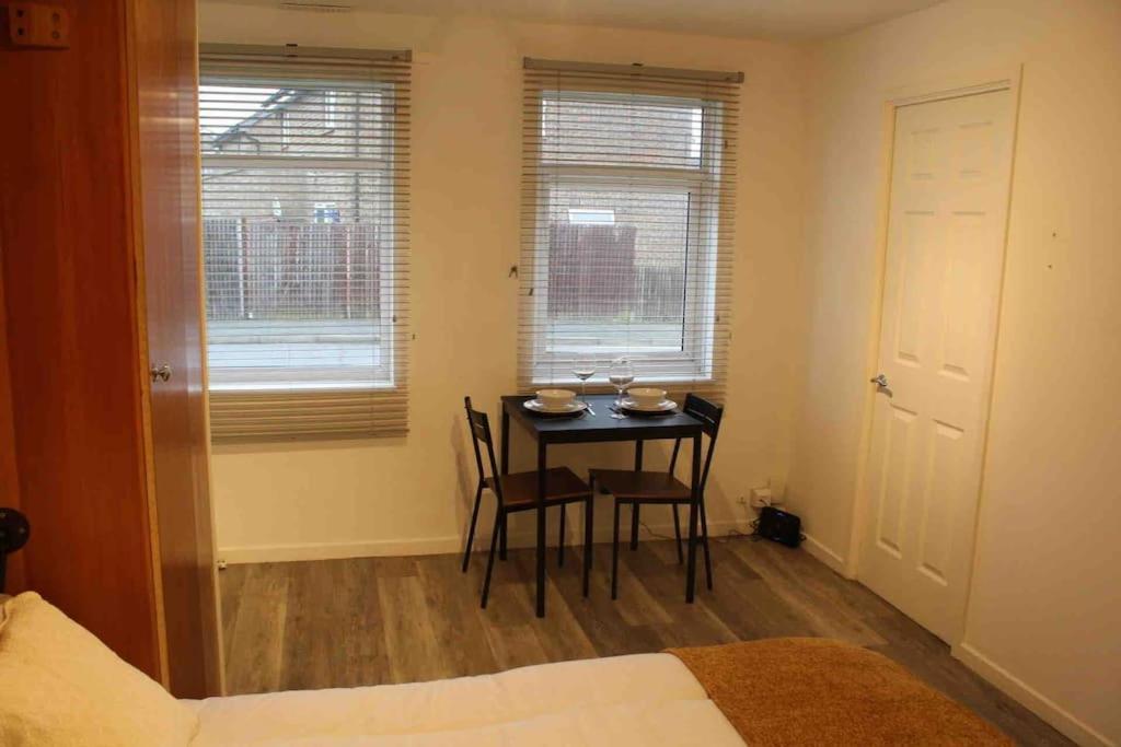 Modern Studio Apartment With Parking Chatham  Extérieur photo