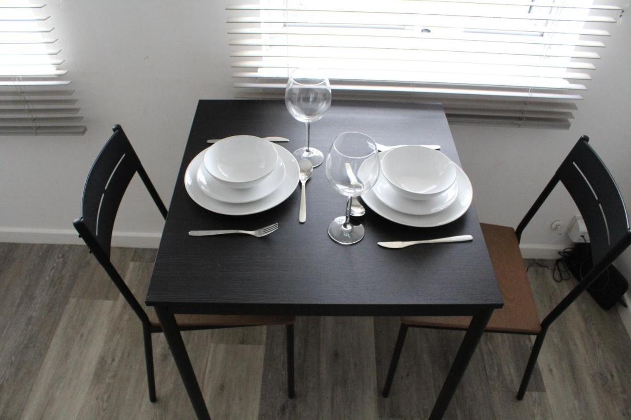 Modern Studio Apartment With Parking Chatham  Extérieur photo